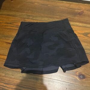 Lululemon black camo skirt size 0